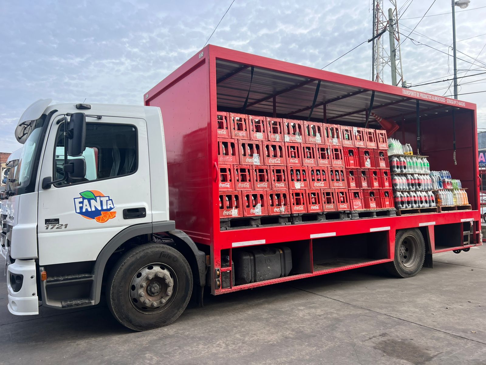 Camión de reparto Fanta con productos Coca-Cola